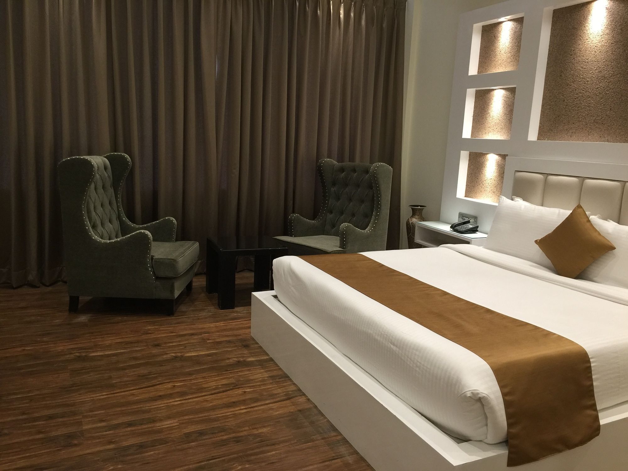 Heritage Luxury Srinagar  Bagian luar foto